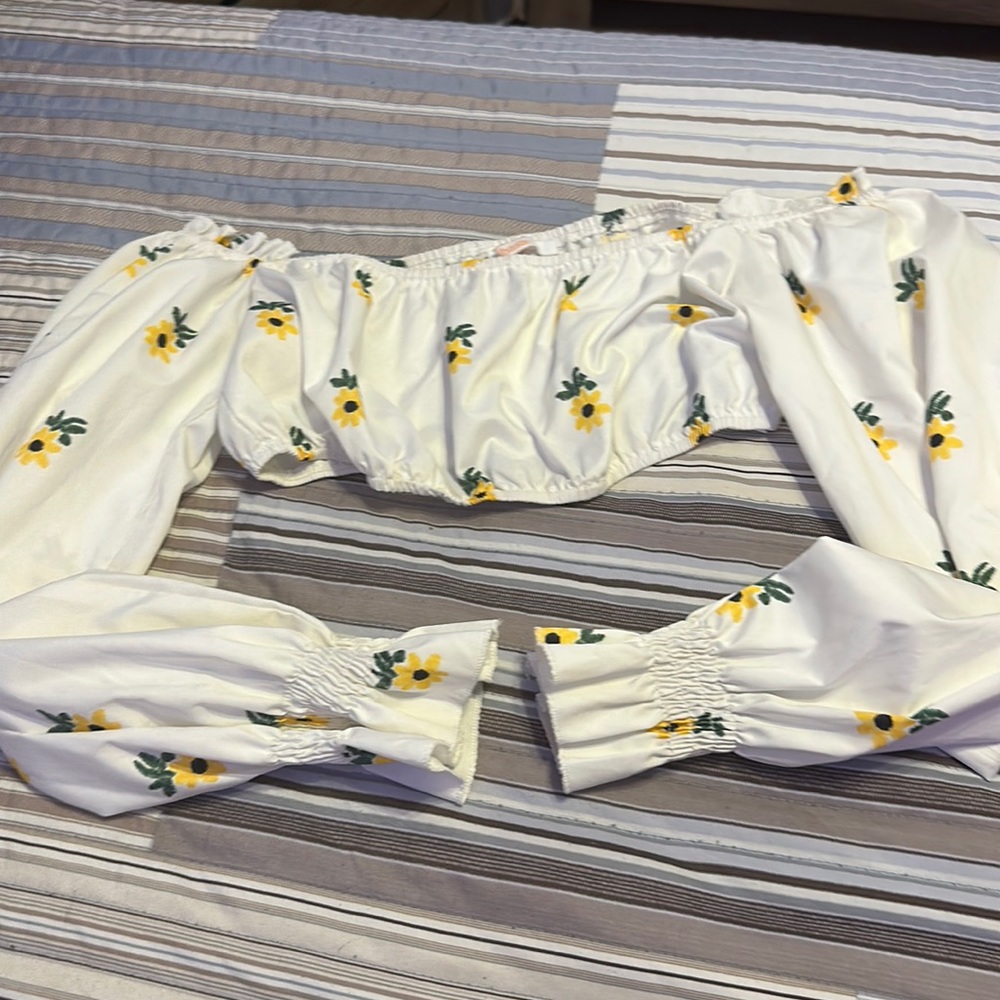 Im selling this cute top I wore it twice it’s from shasa